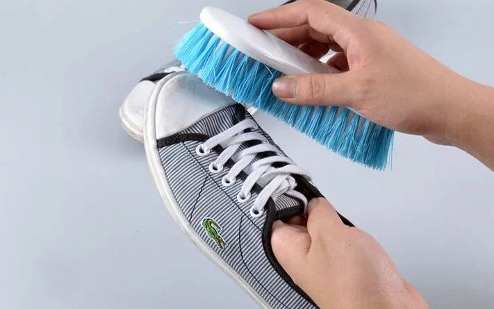 scarpe per pulire i funghi delle unghie