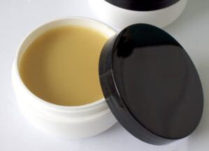 pommade à base d'herbes médicinales pour le traitement des mycoses des pieds